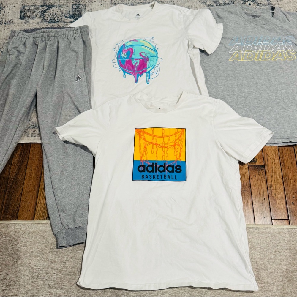Men’s size large adidas lot 
4 t shirts and 2 sweatpants